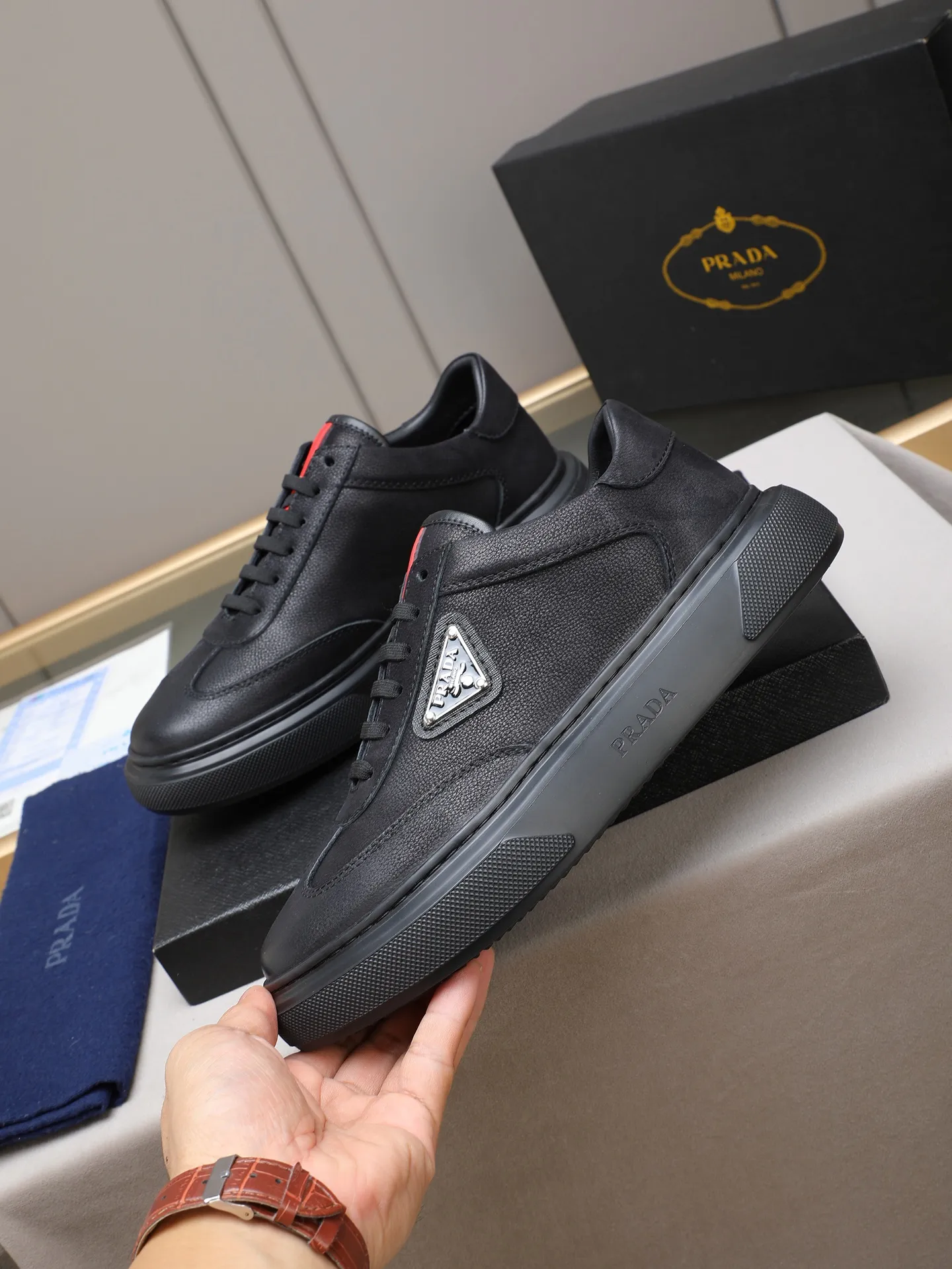 PP460 Prada/Prada men's new casual shoes, this upper is made of imported calfskin + sheep lining! The outside is decorated with the P family's classic metal triangle enamel logo, and the outsole is made of non-slip sports foam ultra-light outsole, which feels good on the feet and is a fashionable and fashionable item!  Size: 38-44 (45 customized)